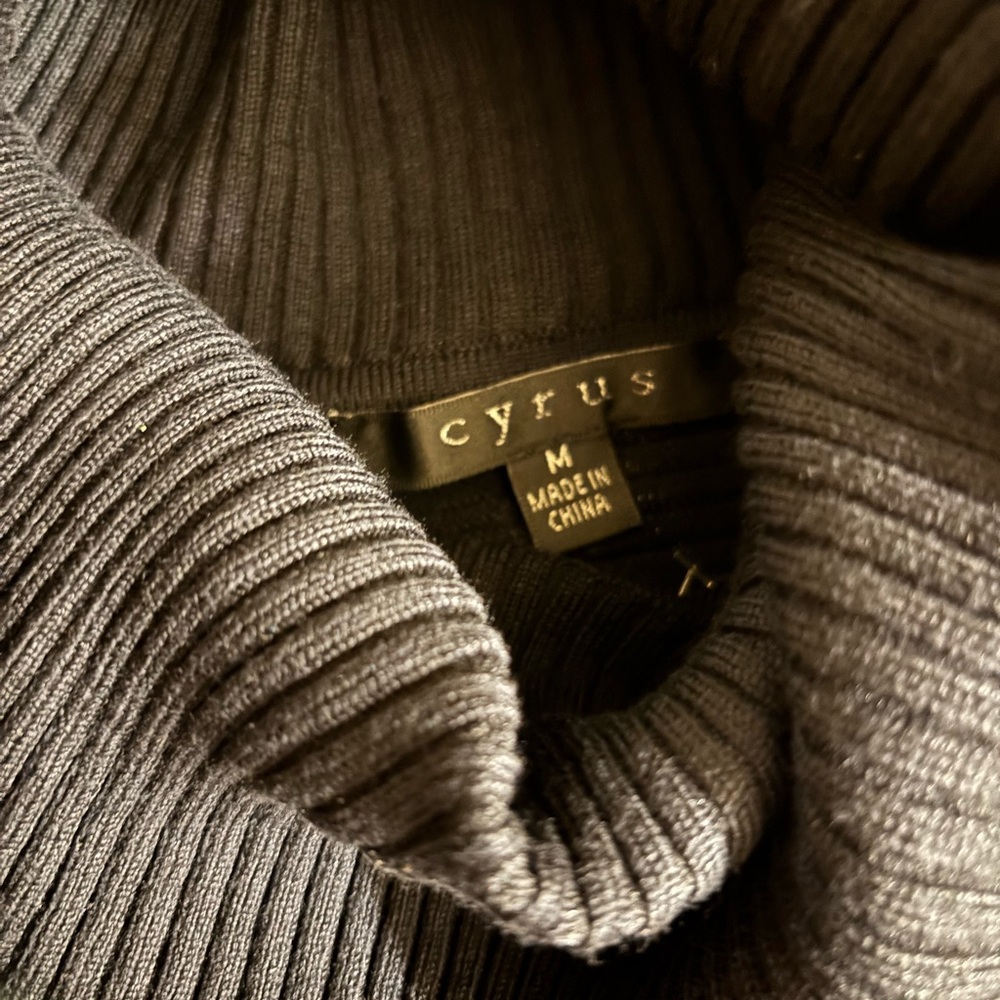 Evolution by Cyrus Sweater - Picture 3 of 6